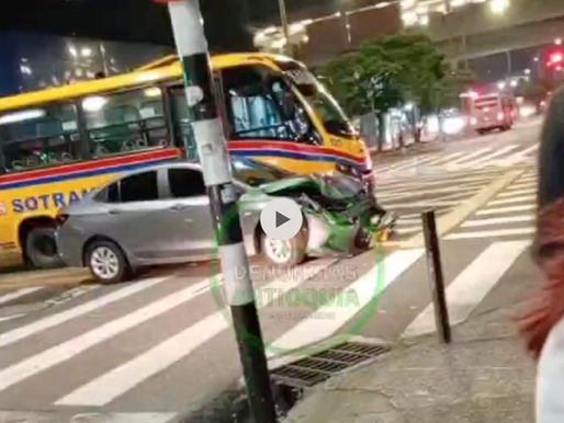 Se presentó accidente de tránsito altura de exposiciónes, colisión entre vehículo particular y bus.