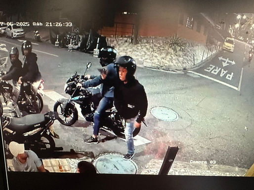 #MedellÃn / 4 sujetos en dos motocicletas, una Suzuki GN y una Yamaha szr 2 de ellos armados, cometieron un hurto a 2 personas en un establecimiento ubicado en el barrio Belén San Bernardo.