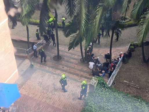 #Medellín / riña campal entre hinchas del cucuta y atlético nacional, terminaron los hinchas del cucuta metiendose a la universidad salazar y Herrera por la 70