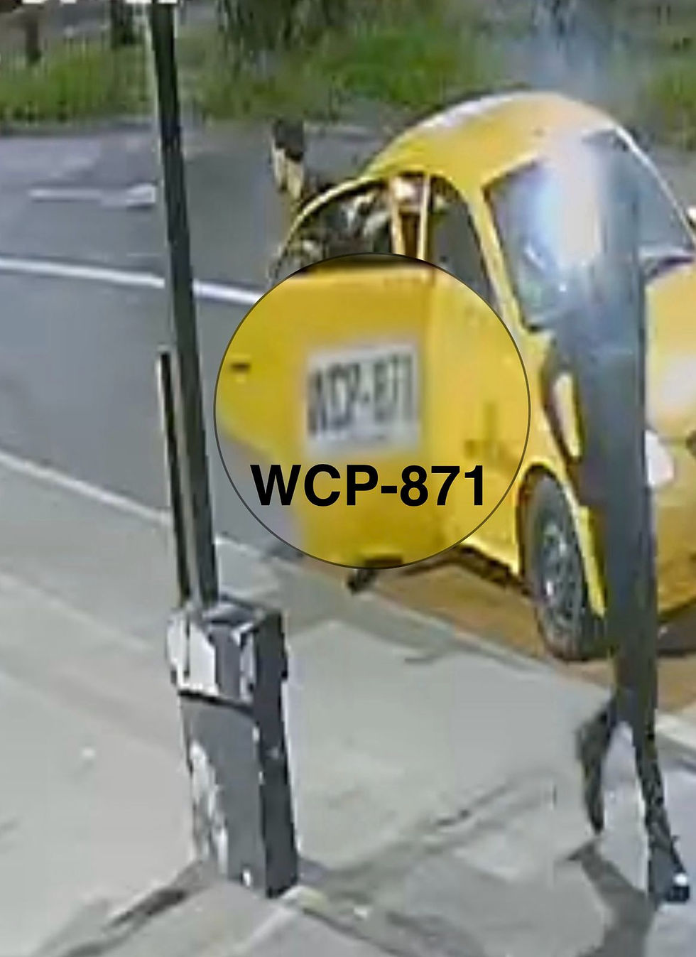 #InseguridadMedellín 🚨Sujeto armado con machete cometió un violento hurto en el sector El Volador, exactamente diagonal a la estación de Policía Antioquia y al Centro Comercial Florida.Los delincuent