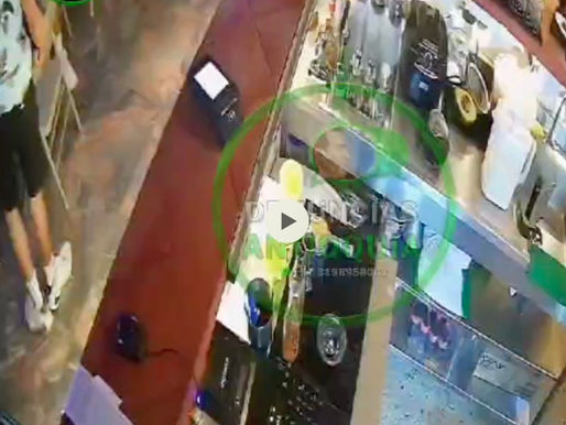 hoy viernes a eso de las 18 : 40 pm sujeto con arma de fuego ingresa a un local comercial en la 70 y con arma de fuego hurta a varios comensales.