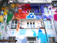 Large-scale mural “World in Peace” depicting all the continents of the world at Kiefernstraße 33 in Düsseldorf by Amione.