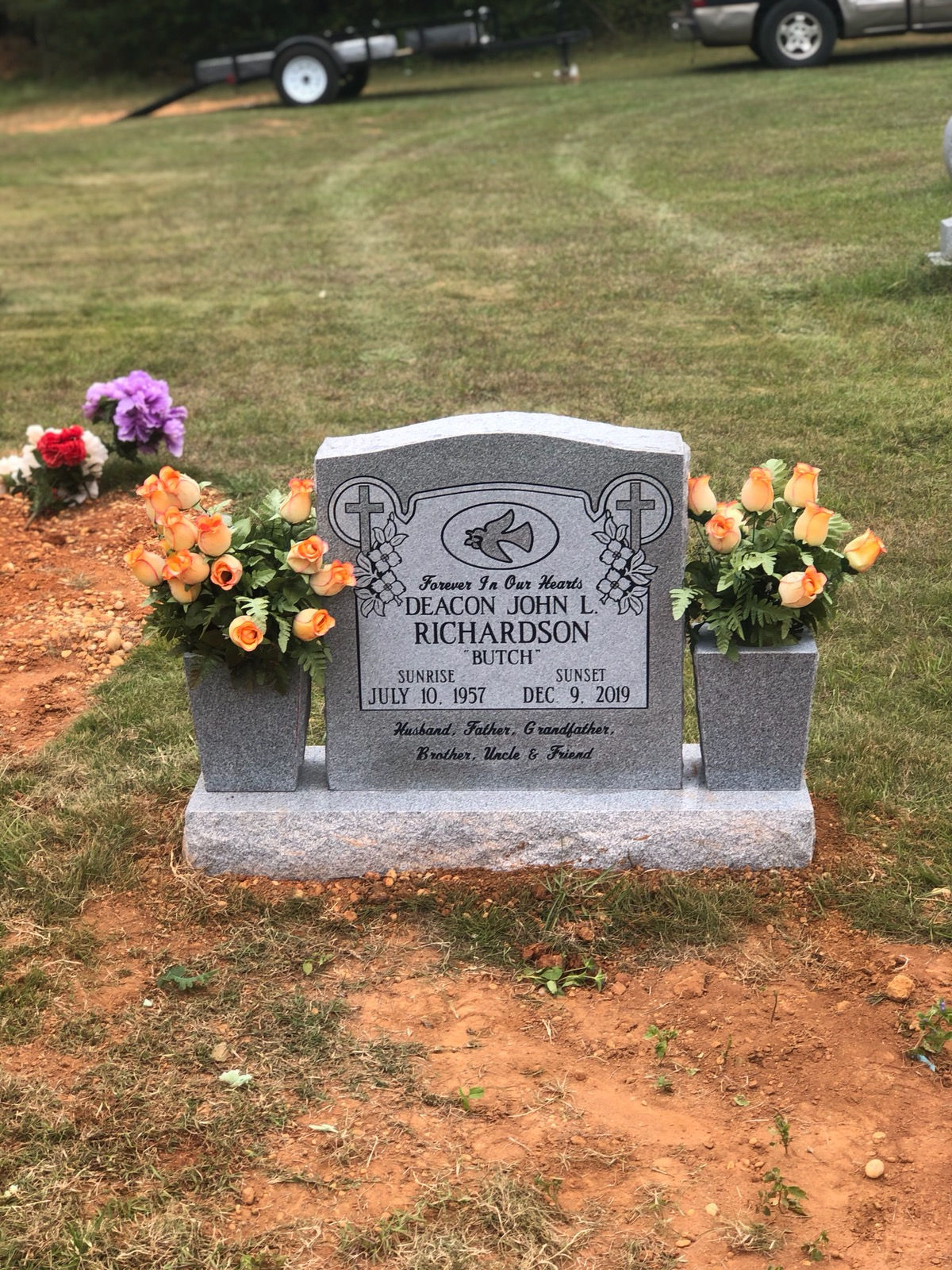 SINGLE MONUMENT, LARGE VASE SET