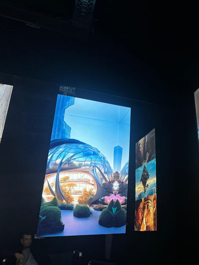 Mehrer digitale Kunstwerke in der Kunstausstellung in Berlin, "Contract of Fiction", mit abgedunkeltem Hintergrund.