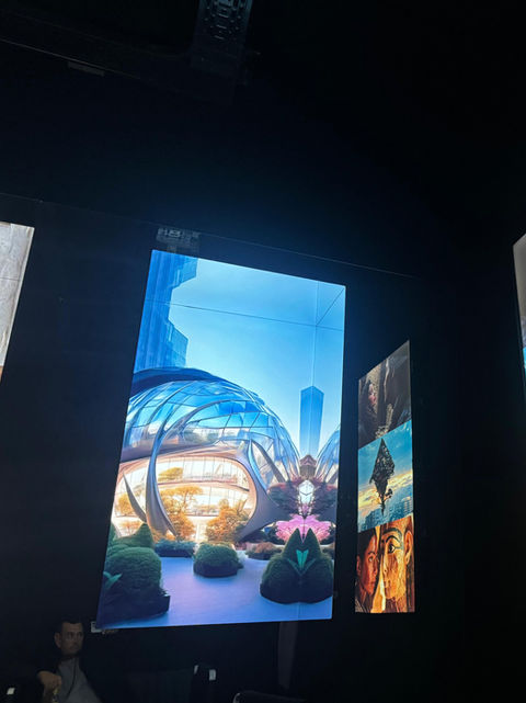 Mehrer digitale Kunstwerke in der Kunstausstellung in Berlin, "Contract of Fiction", mit abgedunkeltem Hintergrund.