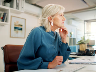 mature-business-woman-computer-frustrated-concerned