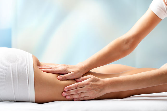 Femme pendant une séance de massage thérapeutique
