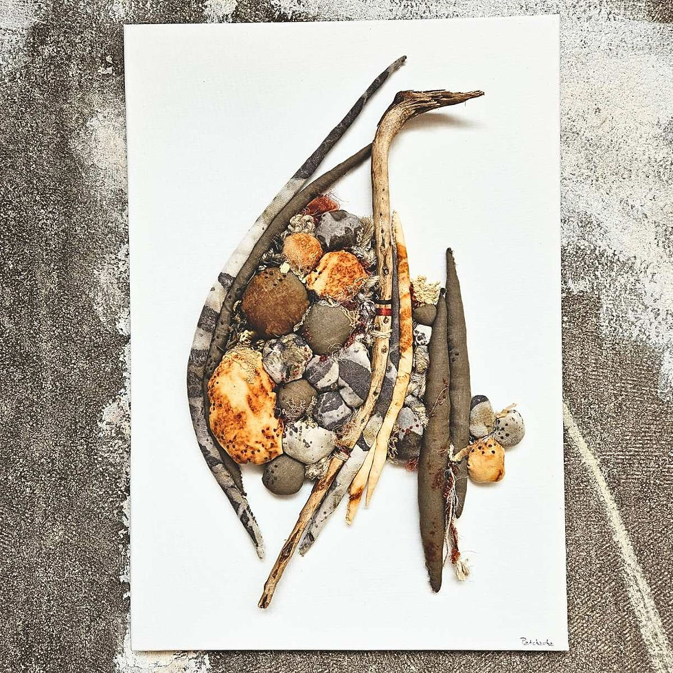 Tableau contemporain Cascade le lumière placée devant un mur gris. Oeuvre bois et textile par la plasticienne Patchacha