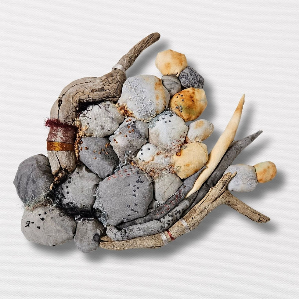 Miniature : Vue de face du tableau textile Racines de Vie, avec du bois et des formes rtextiles brodées