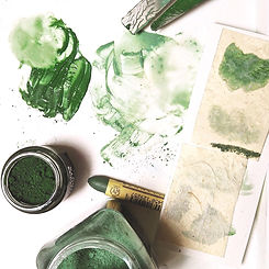 Vue du plan de travail dans l'atelier de Patchacha, des mélanges de couleurs, des pigments et pastels assorties