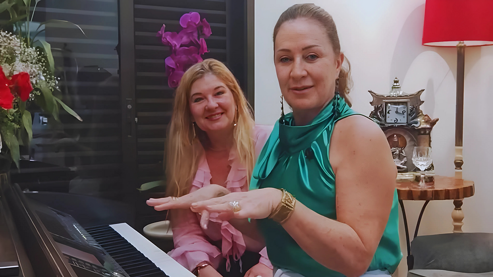Betth Ripolli e a apresentadora Claudia Cardillo - Foto: Divulgação