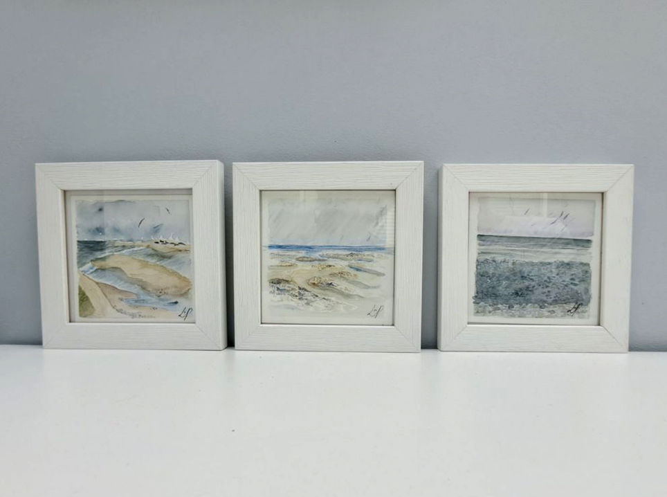 rivage marins ciel gris. Plage de galets et bancs de sable