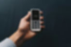 hand holding phone that says 'こんいちは’