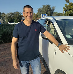 תמונה של חיליק אלמוג מורה נהיגה ברמת גן גבעתיים ותל אביב עם האוטו