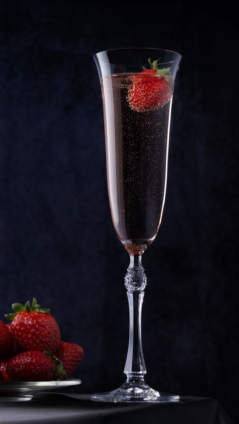 Antonis Karakonstantakis, fine art commercial photographer based in Crete, working worldwide, beverage photography, φωτογράφιση ποτού με studio lighting, cocktail with strawberry, product photography, elegant glass styling, καλλιτεχνική διαφημιστική φωτογραφία, premium drink presentation, υψηλής αισθητικής εικόνα για branding και hospitality marketing