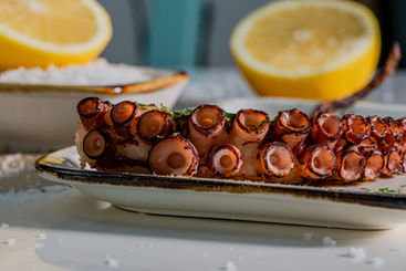Close-up professional food photograph of grilled octopus with Mediterranean styling, highlighting texture, freshness, and premium presentation for restaurant branding, seafood menu photography, hospitality marketing, and SEO. Επαγγελματική φωτογράφιση φαγητού στο Ηράκλειο Κρήτης, food photography για μενού και social media, εικόνες που ενισχύουν την προβολή εστιατορίου και προσελκύουν πελάτες