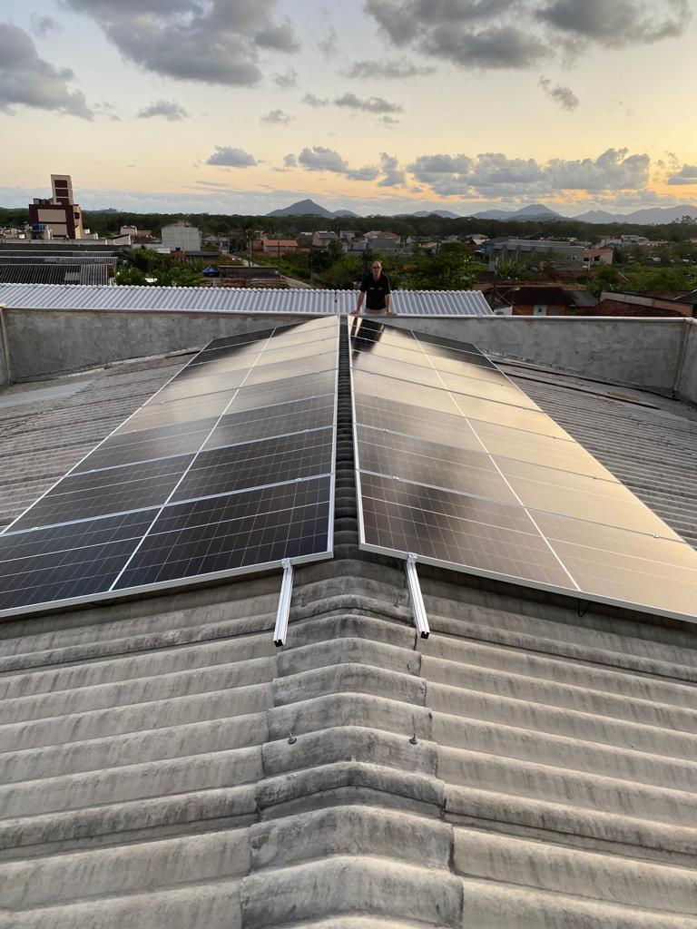 Sistema de energia solar comercial com 16 paineis fotovoltaicos