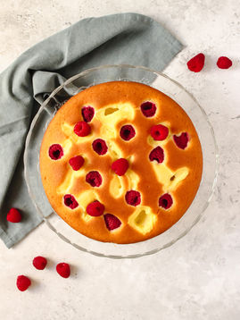 Torta con farina di riso, crema pasticcera e lamponi