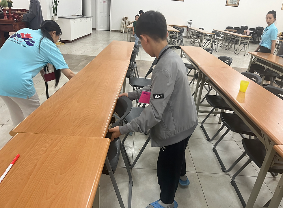 飯後動手擺正桌椅的小朋友