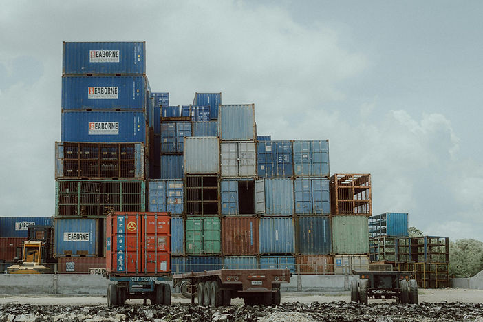 Conteneurs maritimes empilés dans un terminal de fret