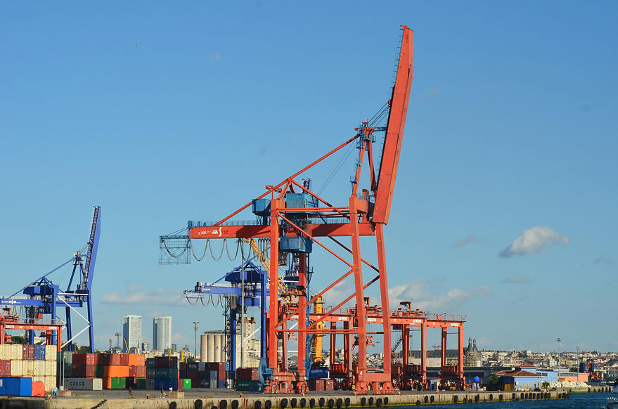 Port de commerce avec grues et conteneurs