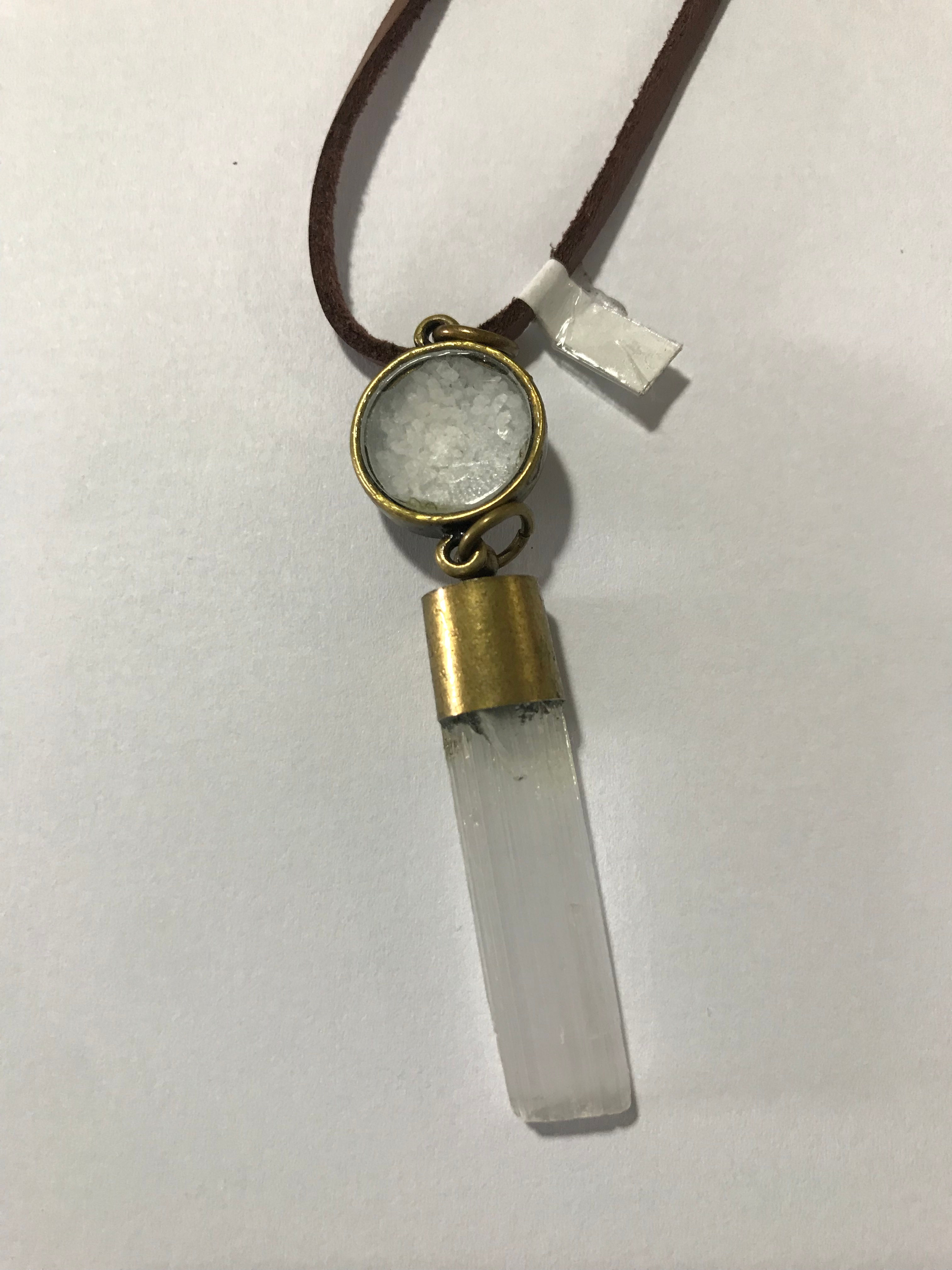 Cordão em Selenita com pingente de sal grosso