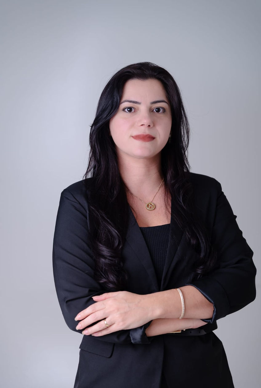 Foto profissional da advogada Aline Somera