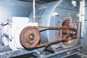 Alter riemengetriebener Radialventilator in einer Lüftungsanlage vor dem Retrofit durch Cohatec AG.