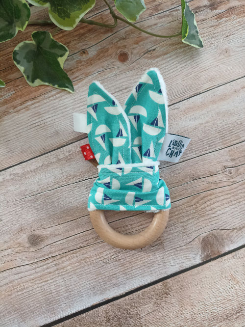 Miniature : Anneau de dentition en bois bébé oreille lapin motifs bateaux fait-main par l'Atelier du Petit Chat en France