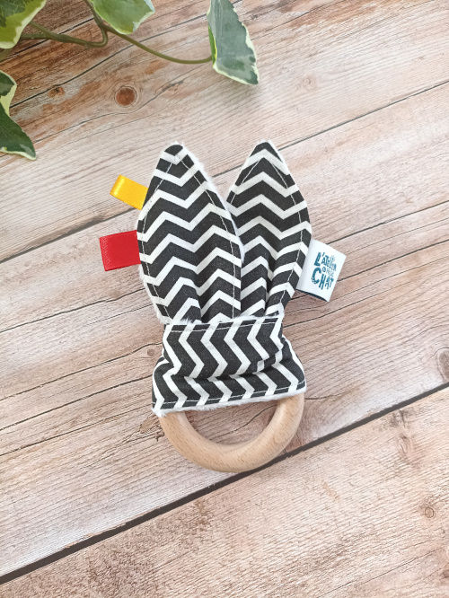 Miniature : Anneau de dentition en bois bébé oreille lapin motifs chevron fait-main par l'Atelier du Petit Chat en France