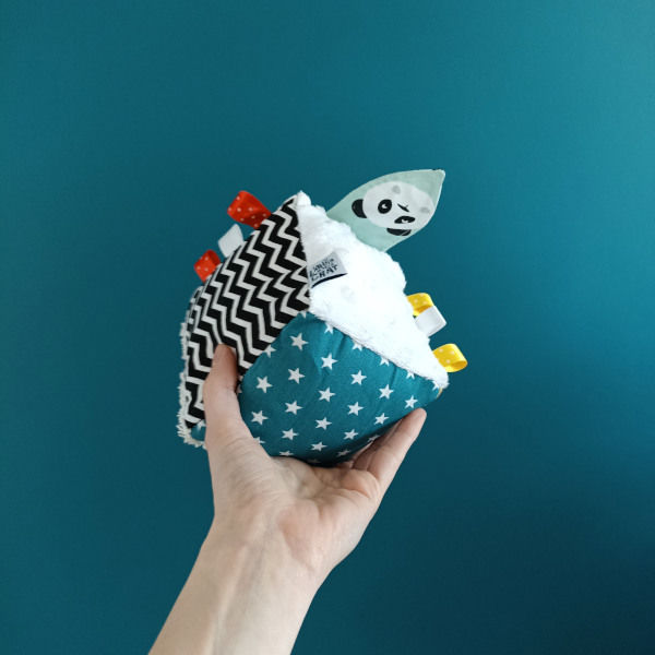Miniature : Cube d'éveil bébé motif panda fait-main en France
