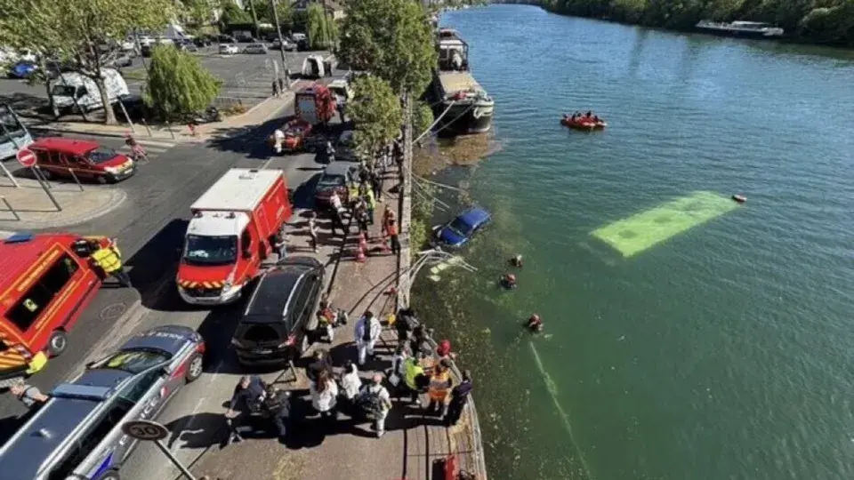 Ônibus escolar cai no rio Sena após motorista 'perder o controle' - Na Freança