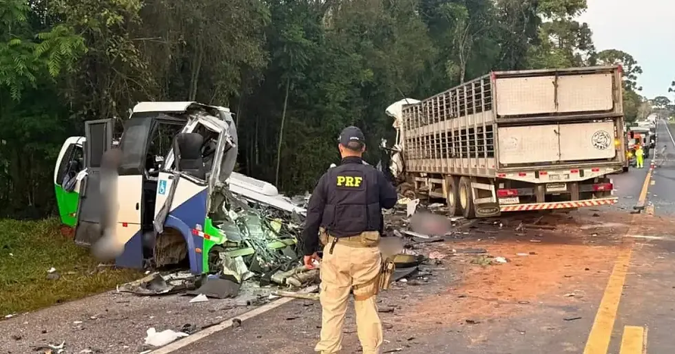 Acidente deixa 22 mortos e 5 feridos após colisão entre micro-ônibus e carreta - Em Ipiranga/PR