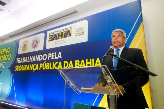 Jerônimo assina projetos que propõem reestruturação na segurança pública; confira