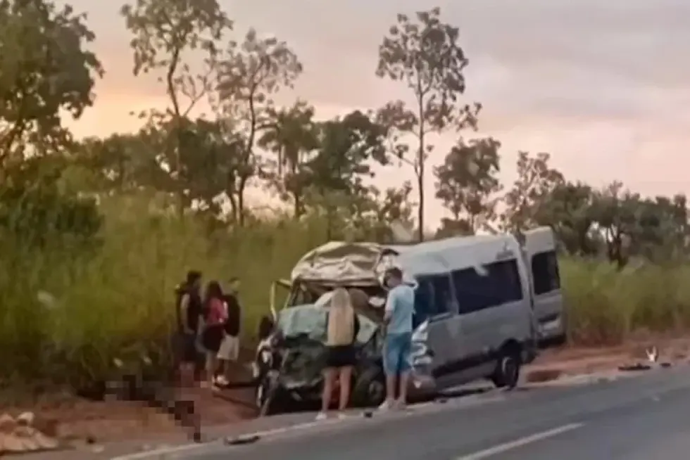 Oito pessoas morrem e seis ficam feridas em acidente na BR-020 - Em Goiás