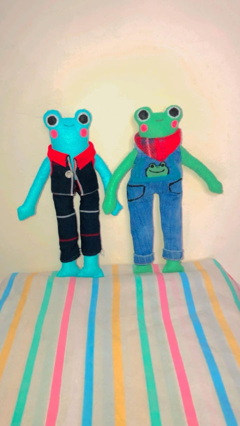Peluches de fieltro con forma de rana personalizados.