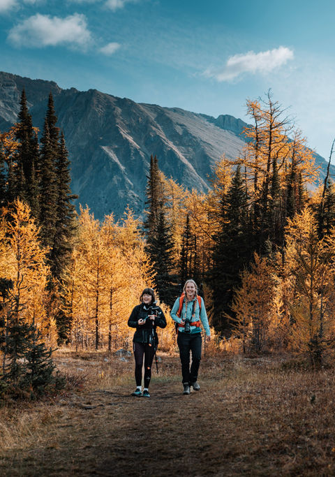 friends hiking photoshooting in kananaskis