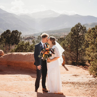 If you’re dreaming of a breathtaking, nature-filled wedding, Garden of the Gods in Colorado Springs is an unforgettable choice. With the red rock formations, mountain views, and stunning natural beauty, it’s no wonder so many couples choose this iconic location for their special day. Whether you’re planning an intimate elopement or a small wedding ceremony, here’s everything you need to know about getting married at Garden of the Gods.