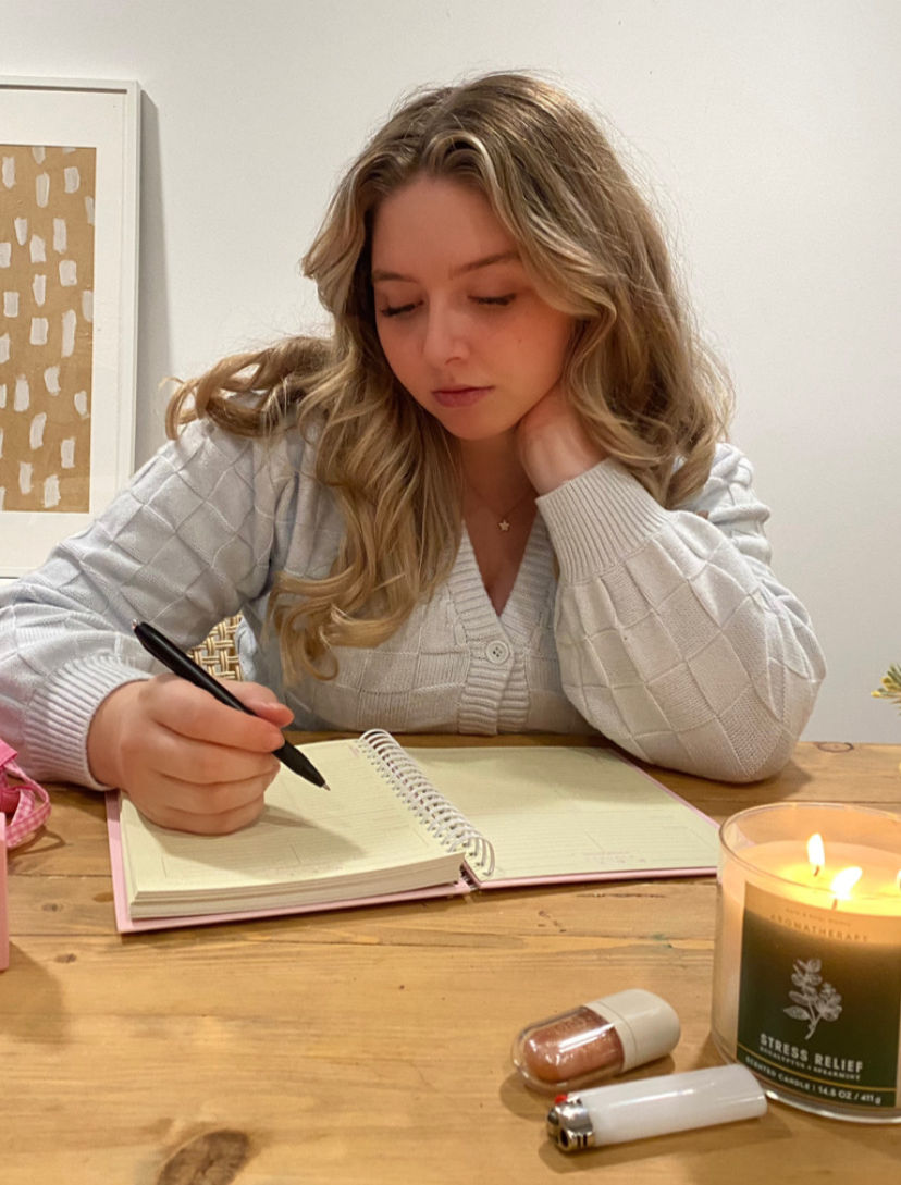 Sometimes the best way to move forward is to pause and look inward. Journaling for personal growth isn’t just about writing your thoughts down. It’s a tool for processing emotions, setting goals, and growing into the version of yourself you’re working toward. And the best part? It only takes a few minutes a day!