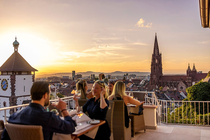 Greiffenegg-Schlössle-sommerterrasse-historische-gasthäuser-weingüter-baden.jpg