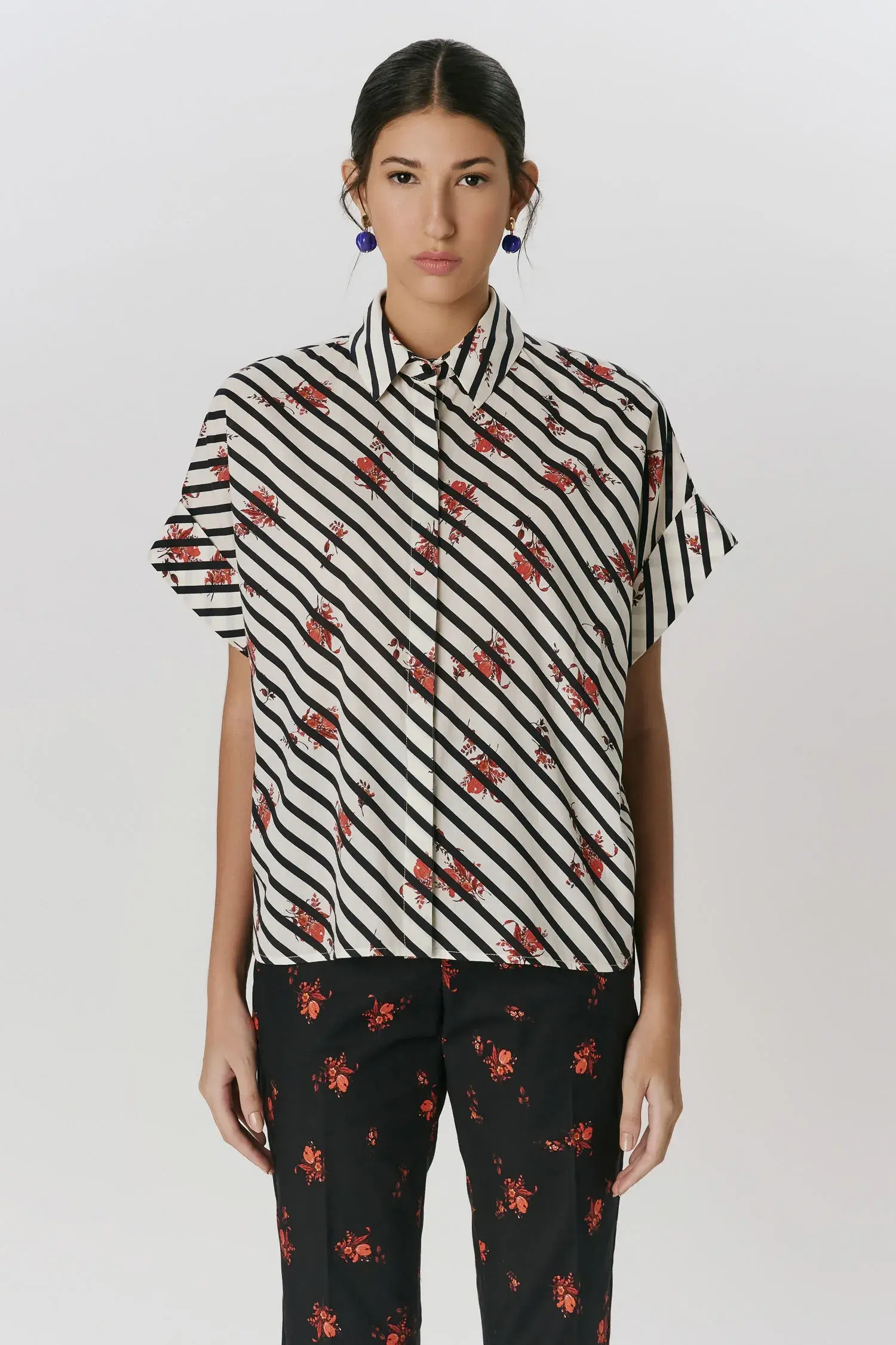 Camisa Box Manga Dobrada Com Gola Tulipa Diagonal Andrea Marques