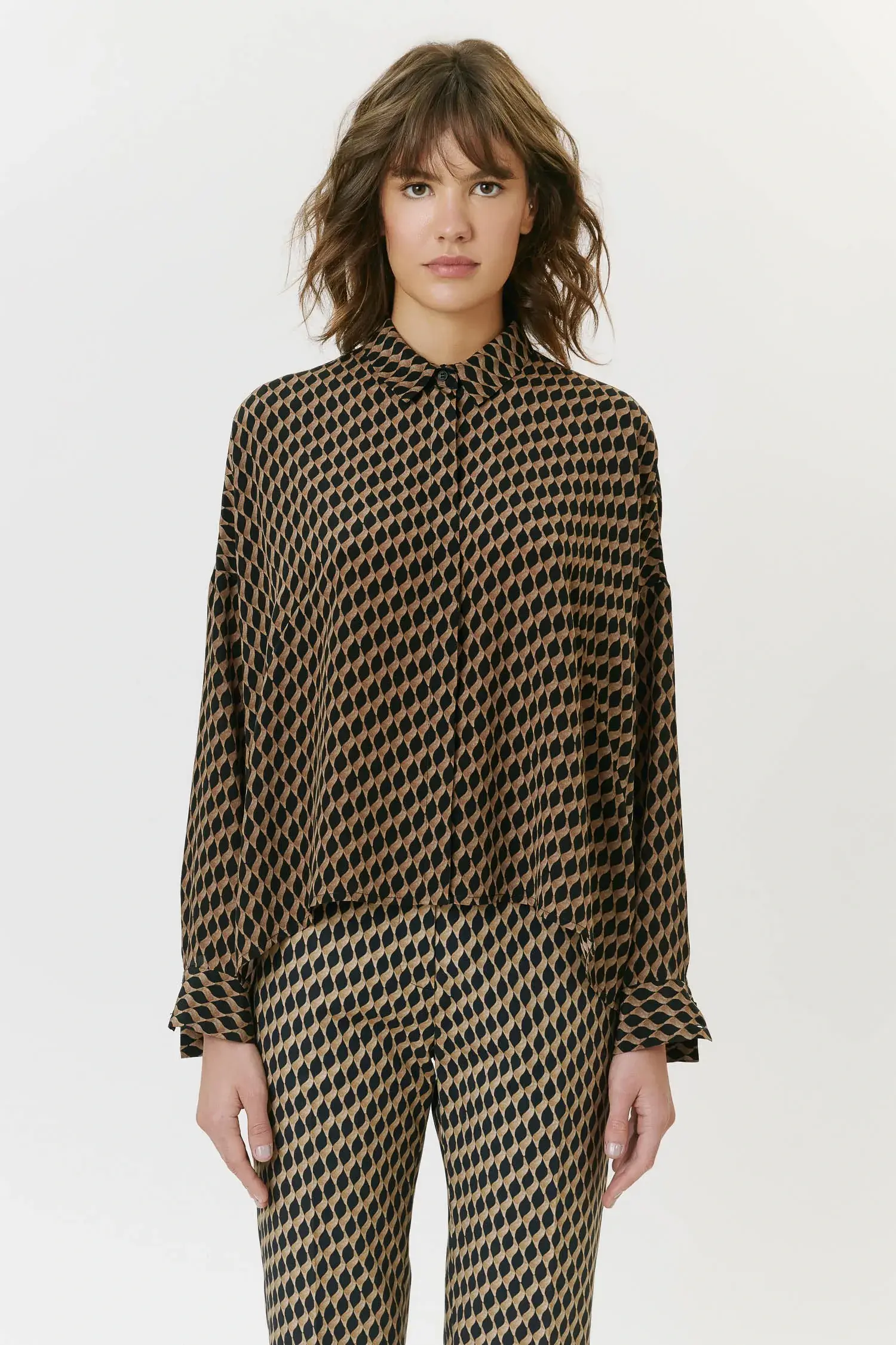 Camisa Seda Ampla Curta Trama Camel Andrea Marques