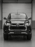 Vista frontal de Toyota Hilux, maquinaria y equipo de transporte.