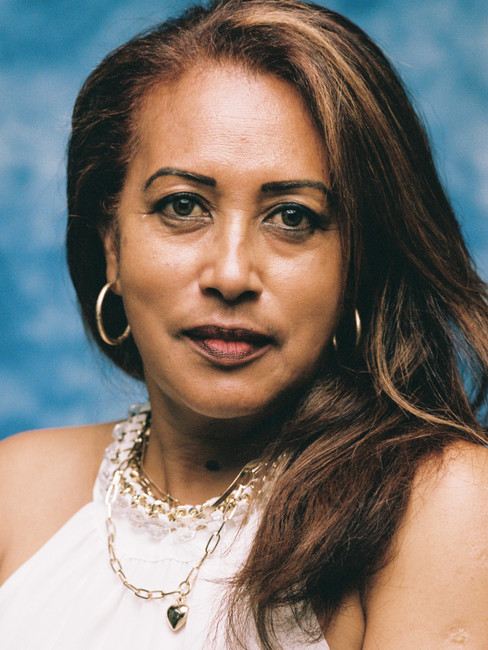 lady posing in the studio with a butterfly lighting setup