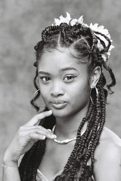jeune fille de l'île Maurice avec des mèches posant en studio pour une session photo sur pellicule argentique