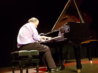 Sylvain au piano .png