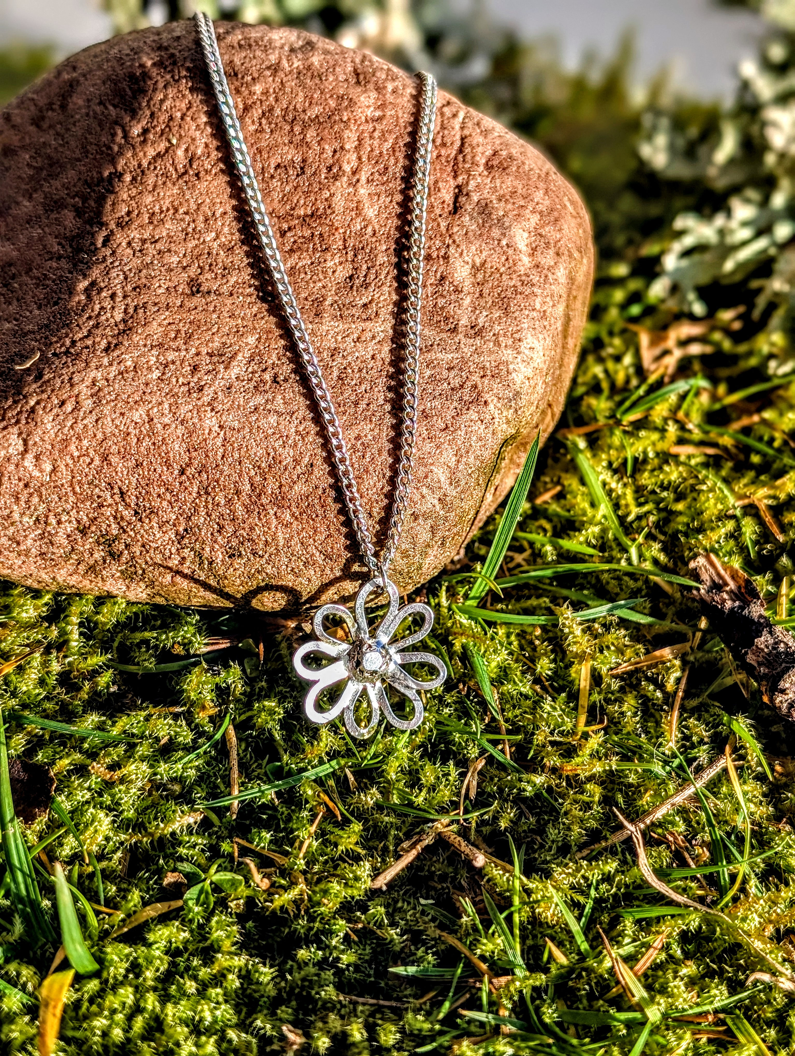 Daisy pendant necklace
