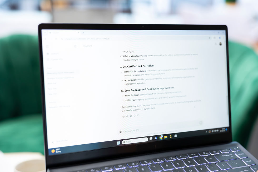 Les principals accions per augmentar les possibilitats que una empresa aparegui en les respostes de la intel·ligència artificial: crear contingut útil, reforçar l'autoritat de la marca, mantenir la informació actualitzada, comunicar amb claredat la proposta de valor i tenir una presència consistent en diferents canals digitals. El disseny reflecteix la importància de construir una presència digital sòlida i fiable per millorar la visibilitat en els nous entorns de cerca impulsats per la IA.