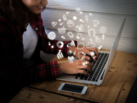 Imatge d'un professional de màrqueting treballant davant d'un ordinador amb panells d'anàlisi, planificació de continguts i eines digitals relacionades amb la intel·ligència artificial. L'escena representa com la IA està transformant la feina dels professionals de social media en automatitzar tasques com la generació d'idees, l'organització de publicacions o l'anàlisi de dades, mentre el pensament estratègic, la creativitat i el coneixement del negoci continuen sent les competències que aporten més valor en la comunicació i el màrqueting empresarial.