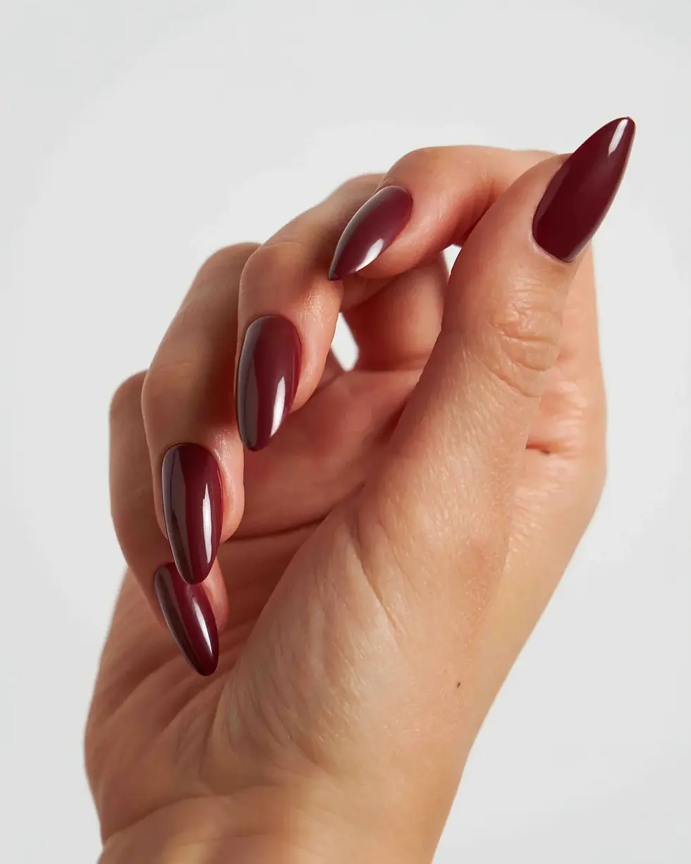 Französischer Glamour mit Bordeauxroten Nägeln